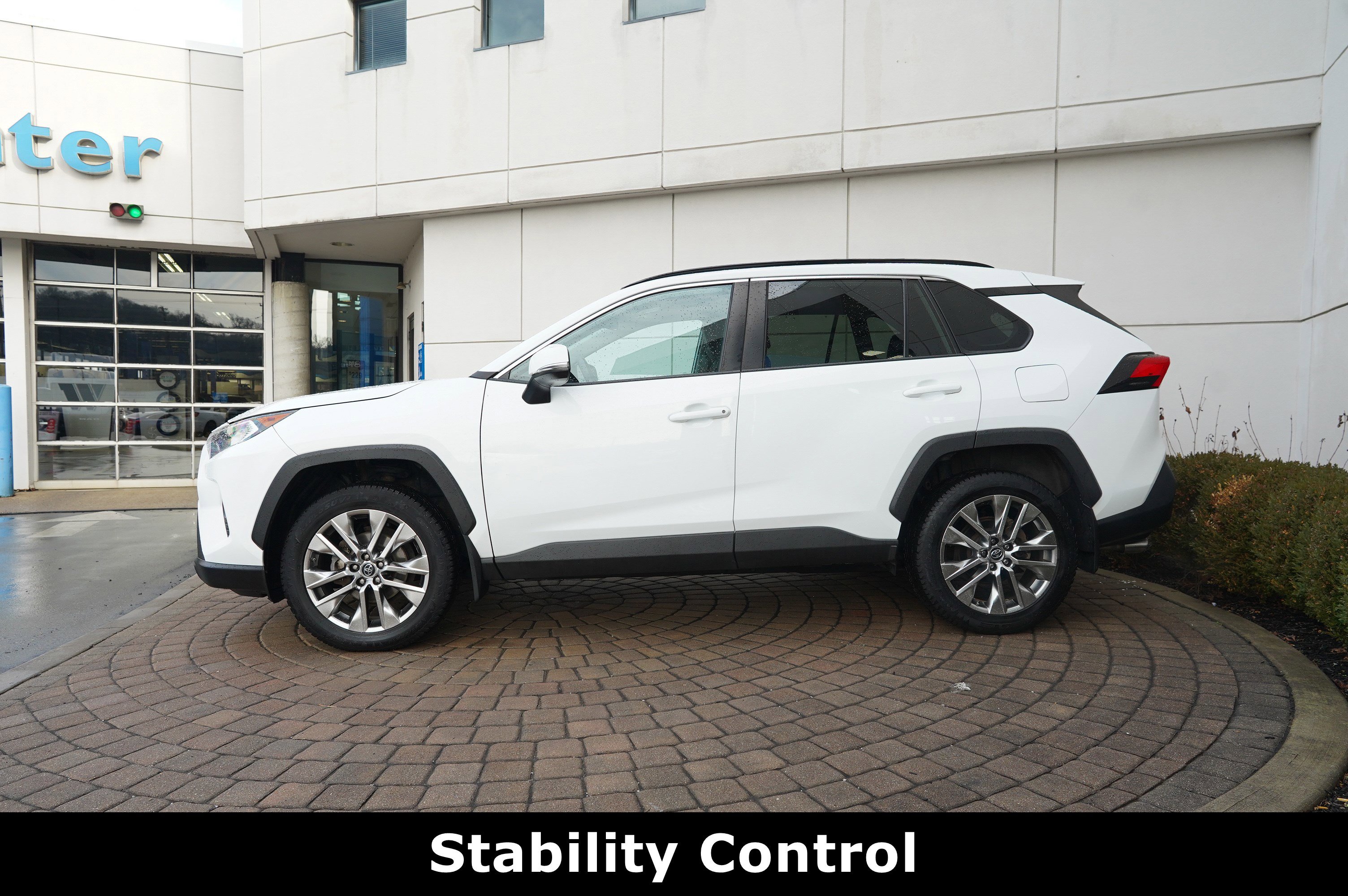 Used 2019 Toyota RAV4 XLE Premium image 19