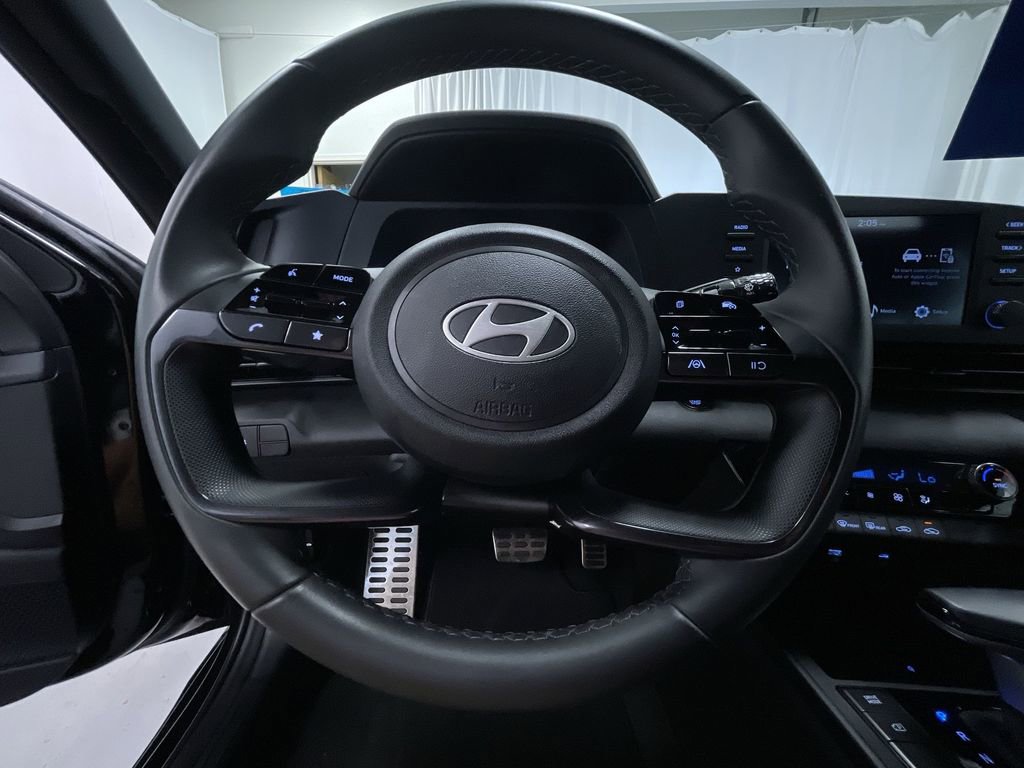 Used 2025 Hyundai Elantra Sport image 14