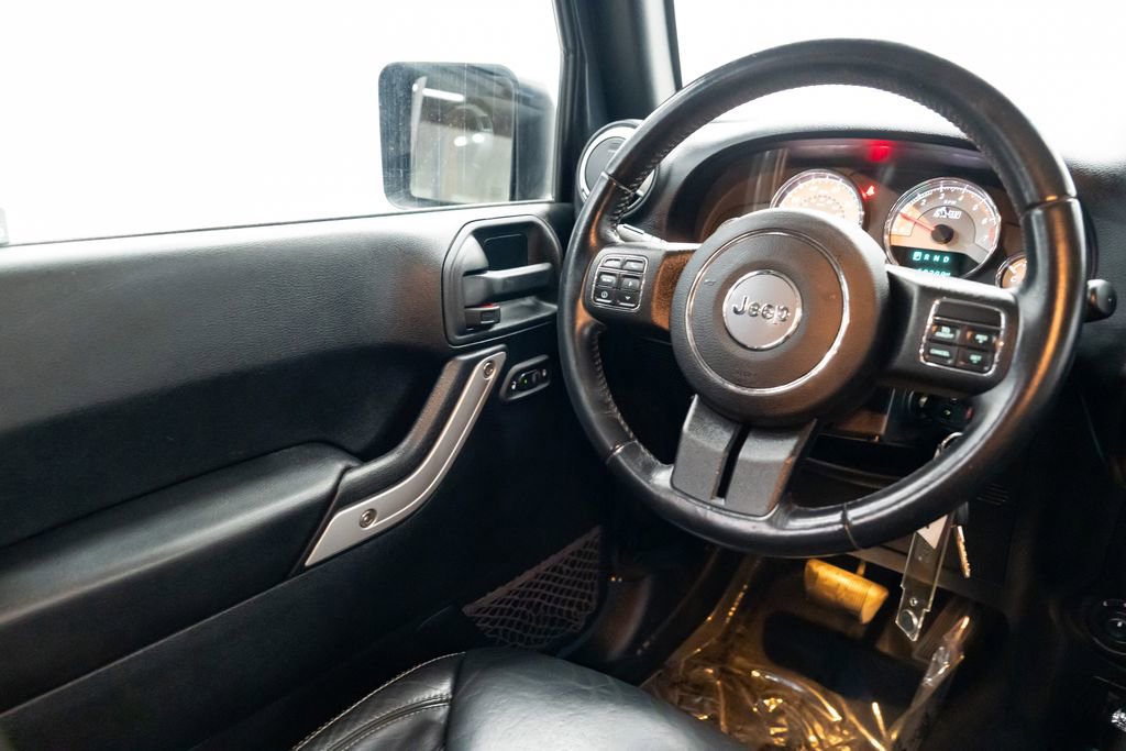 Used 2017 Jeep Wrangler Unlimited Rubicon w/ Connectivity Group AWD/4WD image 11