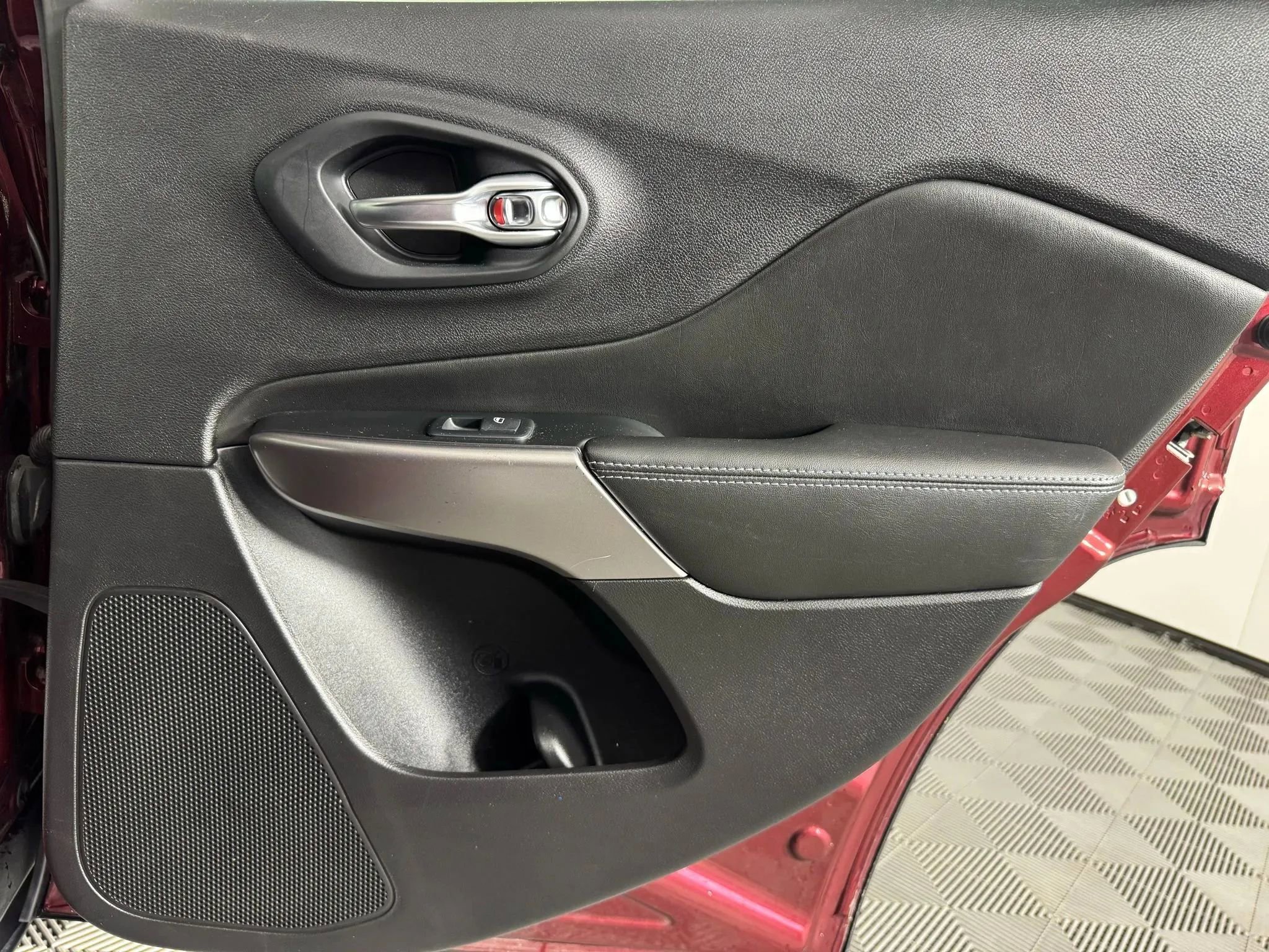 Used 2019 Jeep Cherokee Latitude w/ Popular Appearance Group FWD image 39
