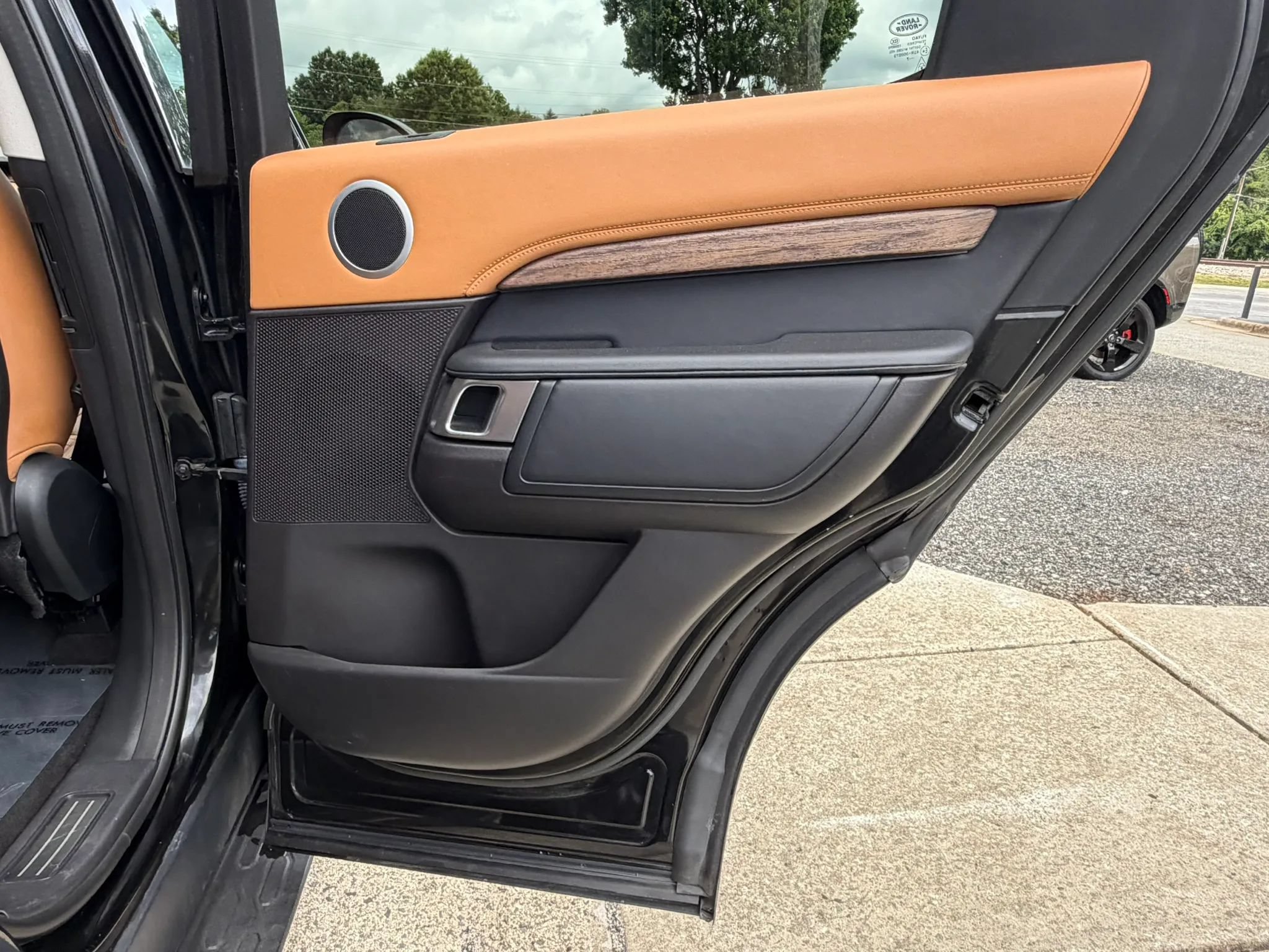 Used 2017 Land Rover Discovery HSE Luxury AWD/4WD image 18