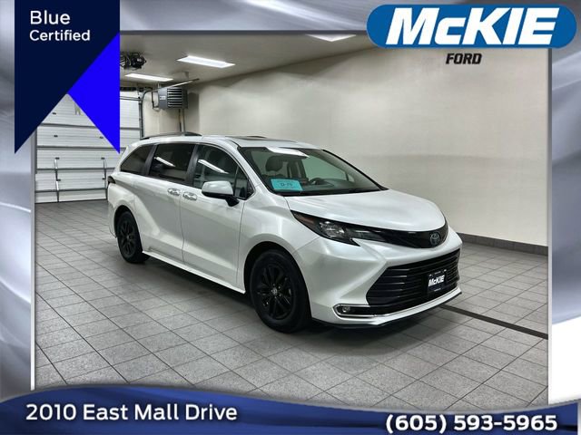 Used 2024 Toyota Sienna XLE FWD image 1