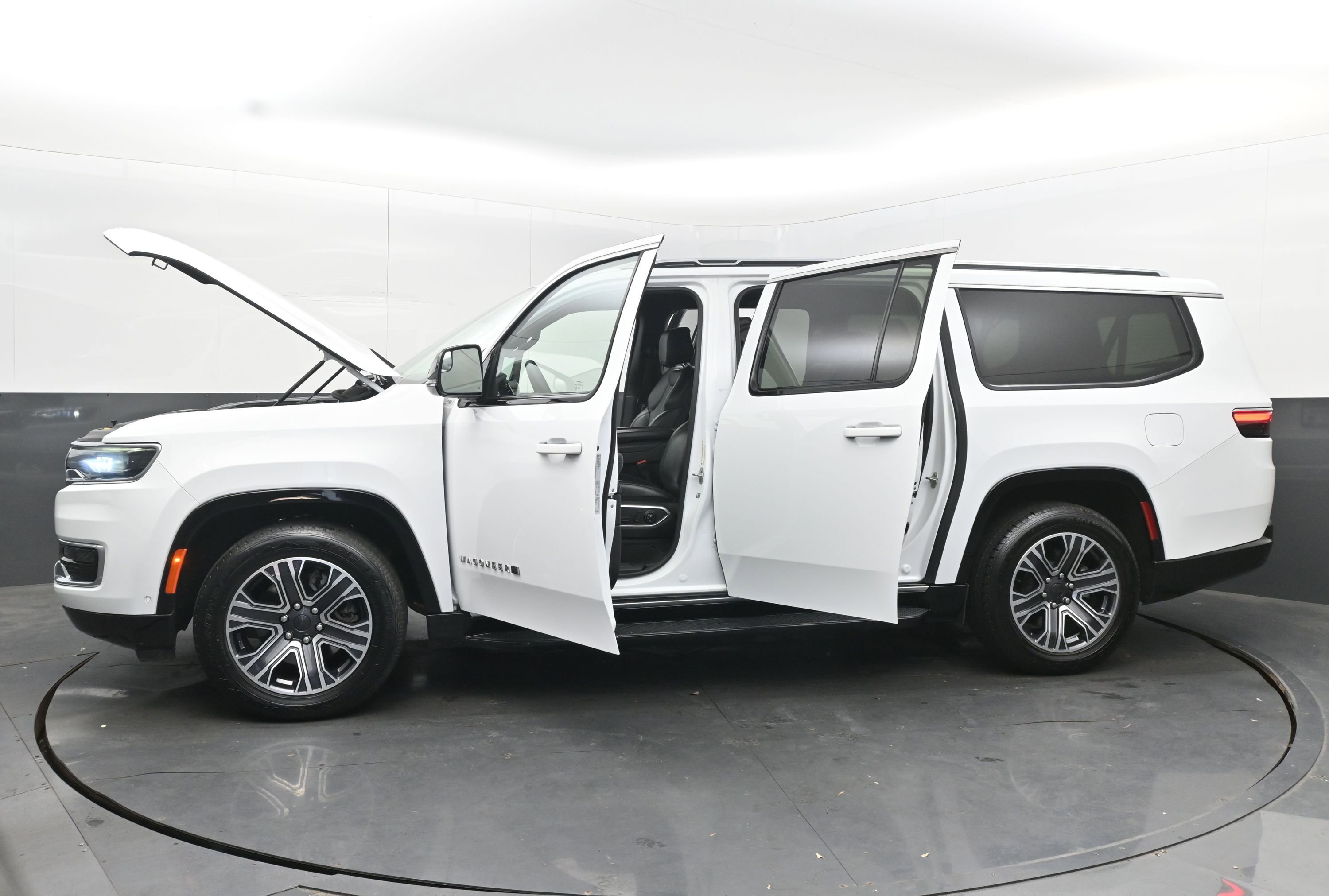 Used 2023 Jeep Wagoneer L Series II image 42