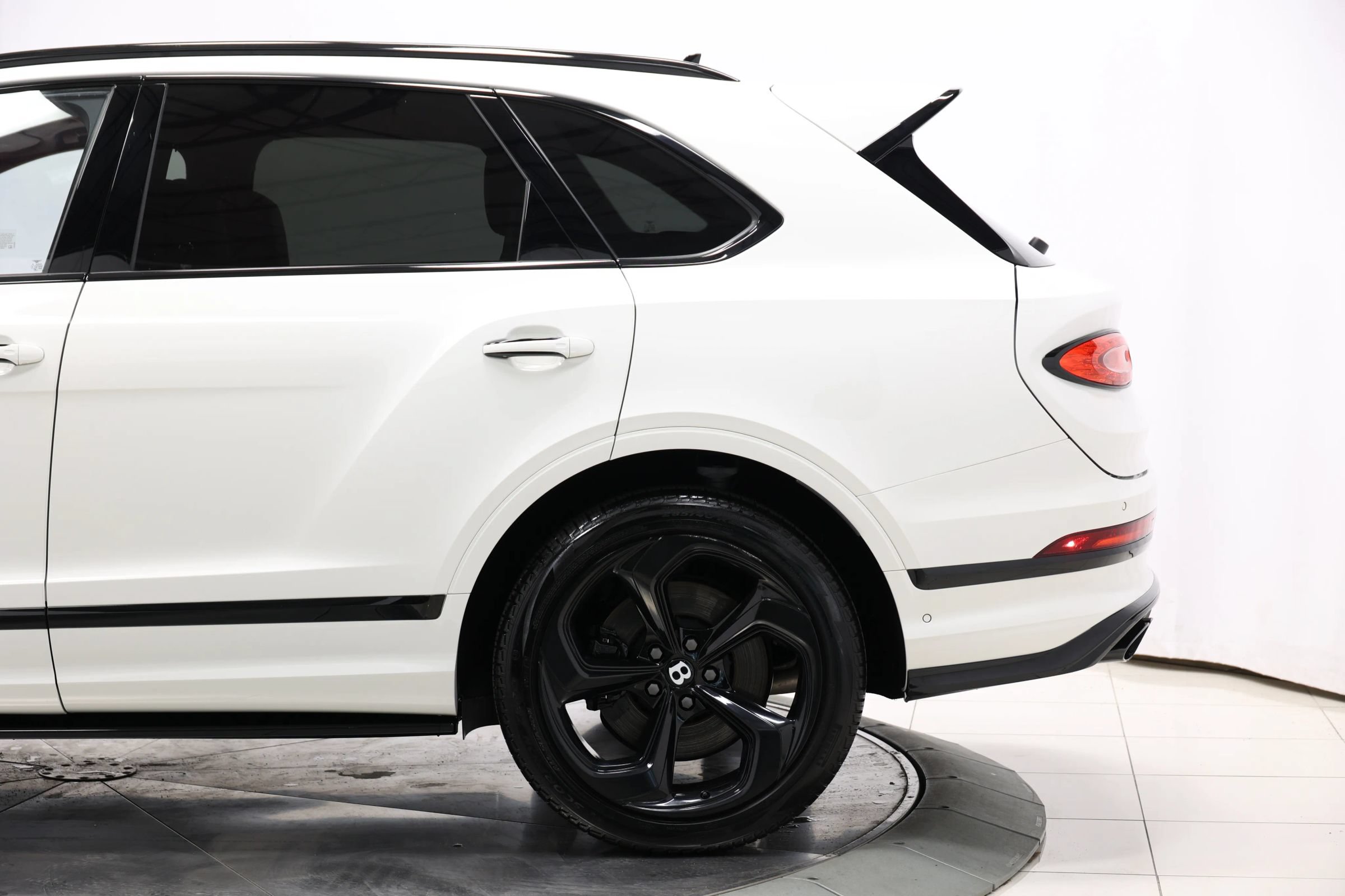 Used 2022 Bentley Bentayga AWD/4WD image 8