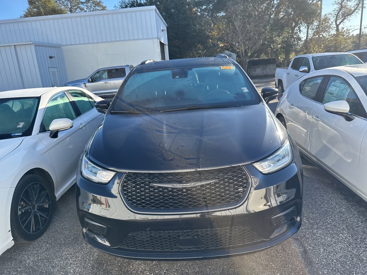 Used 2022 Chrysler Pacifica Touring-L w/ Uconnect Theater Family Group image 2