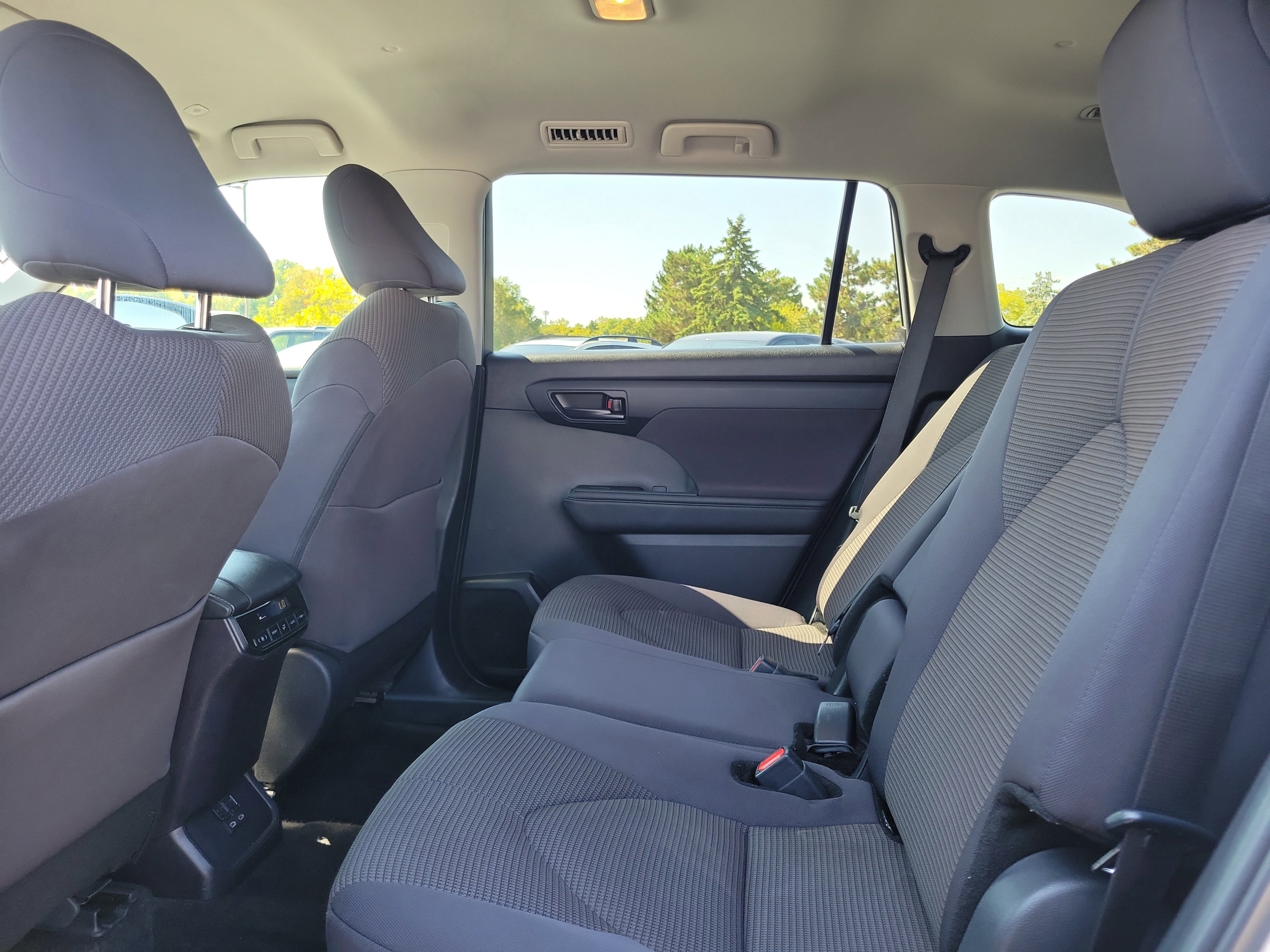 Used 2024 Toyota Highlander LE image 11