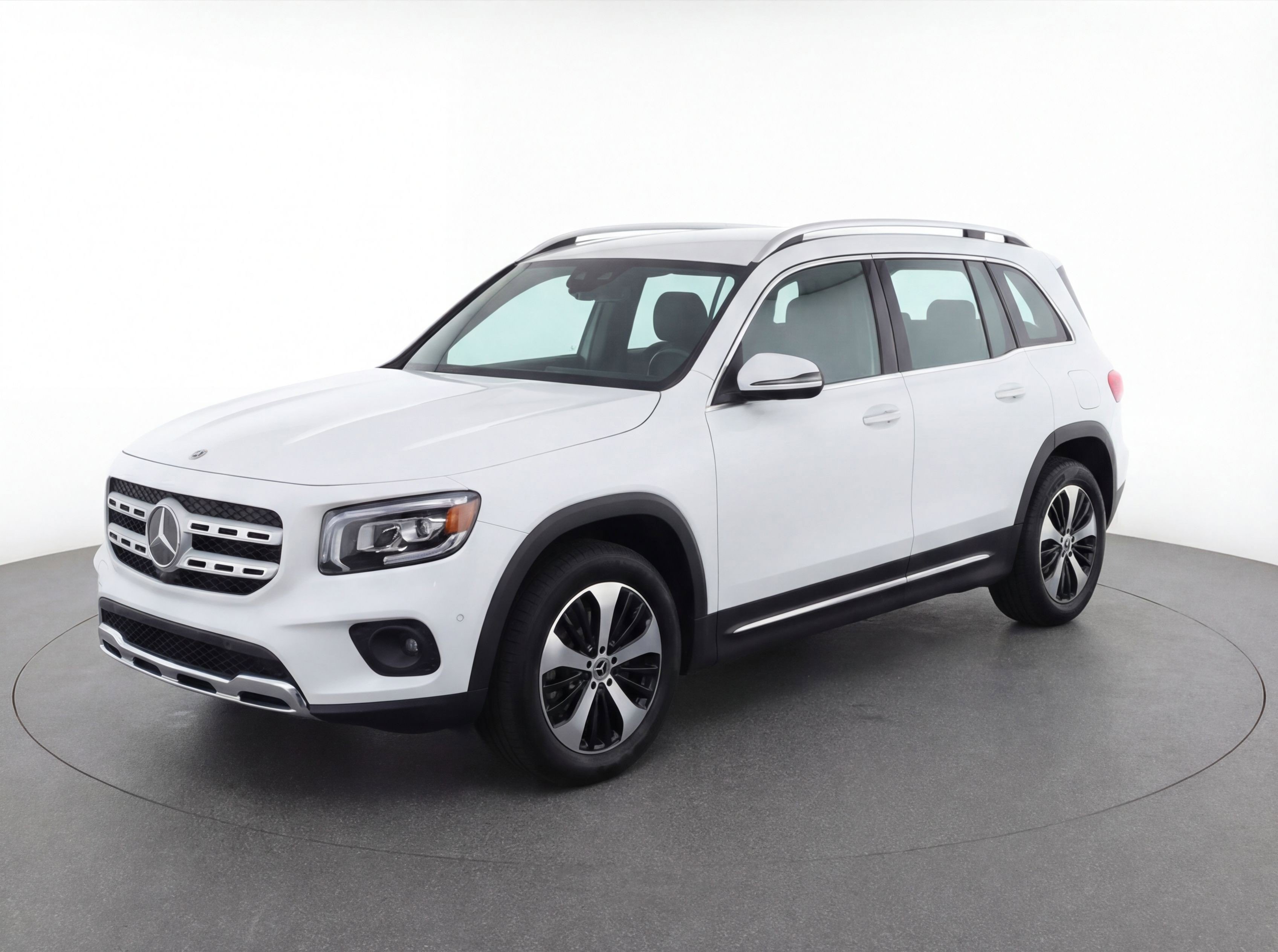 Used 2025 Mercedes-Benz GLB 250 4MATIC image 3
