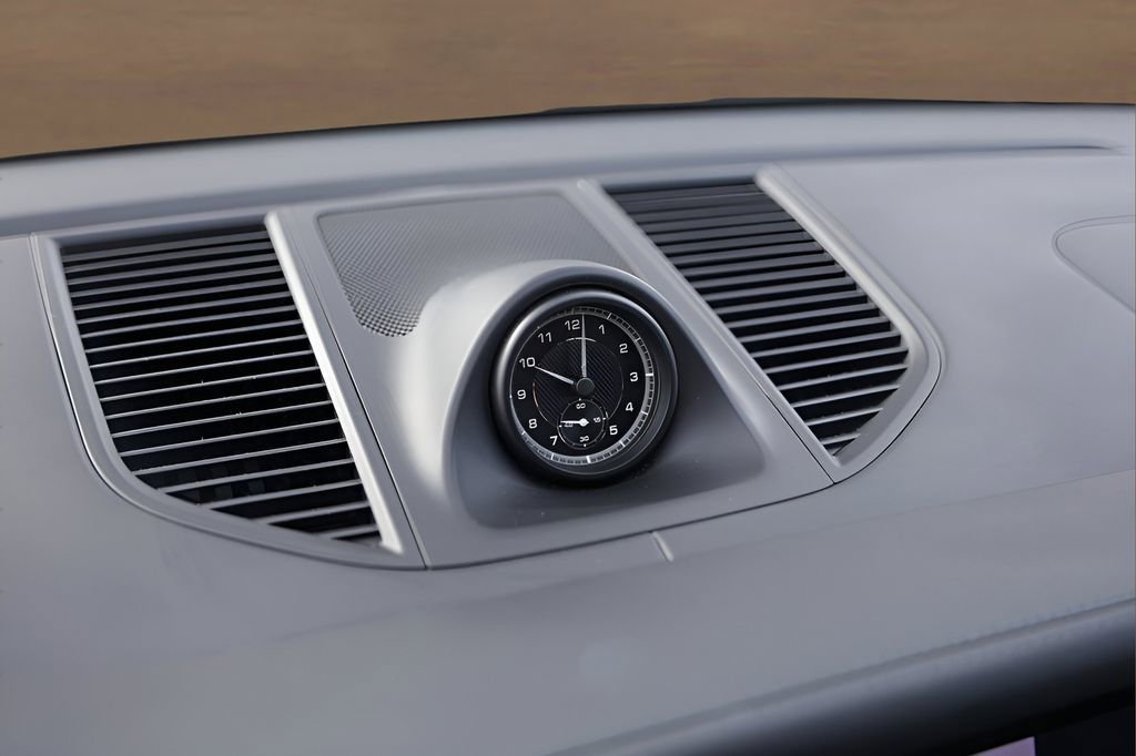 Used 2025 Porsche Macan image 18