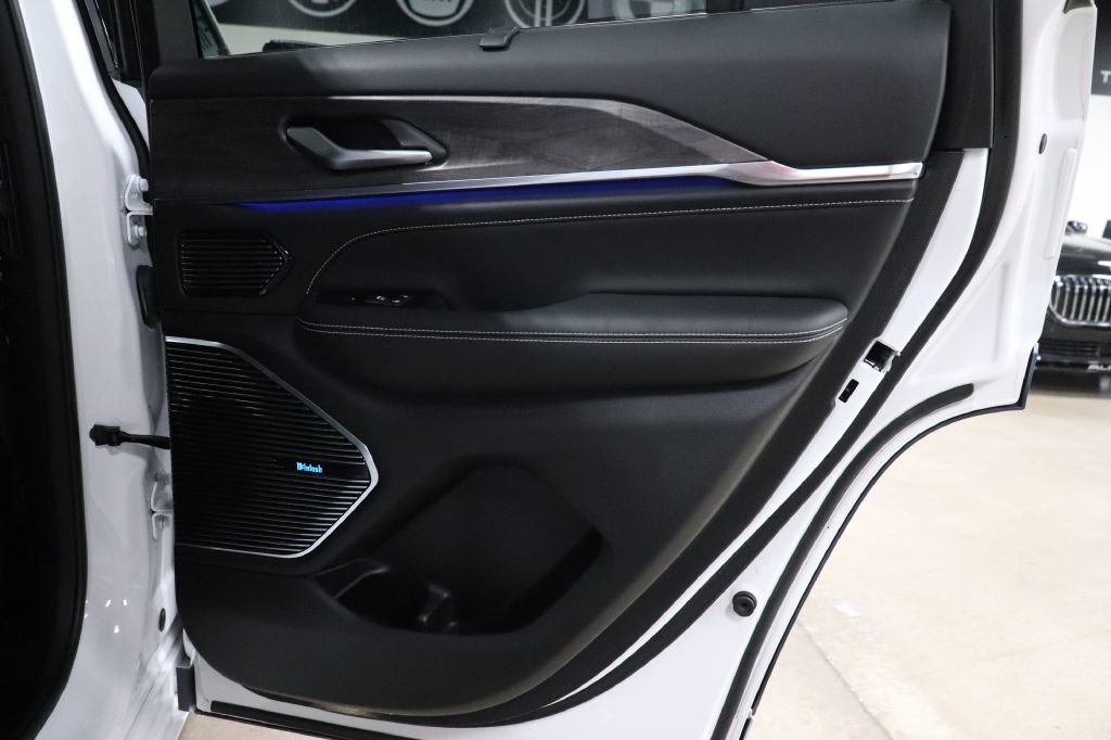 Used 2024 Jeep Grand Cherokee Overland w/ Advanced Protech Group III image 24