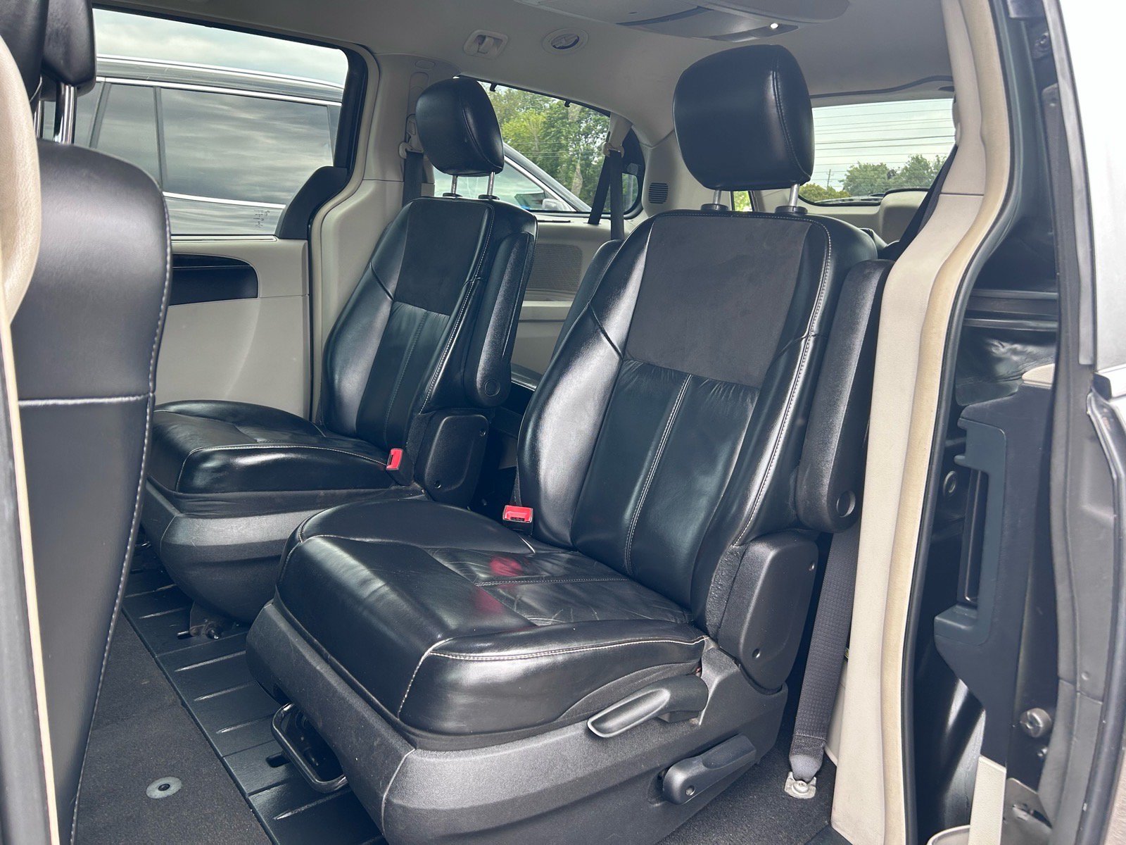 Used 2016 Chrysler Town & Country Limited Platinum FWD image 19