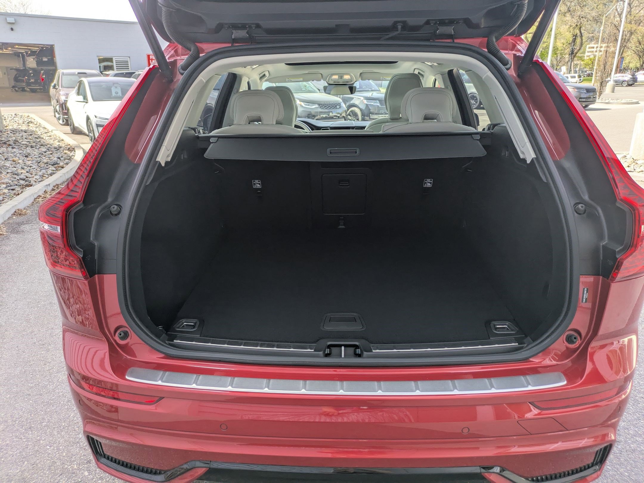 Used 2025 Volvo XC60 B5 Plus w/ Protection Package Premier image 29