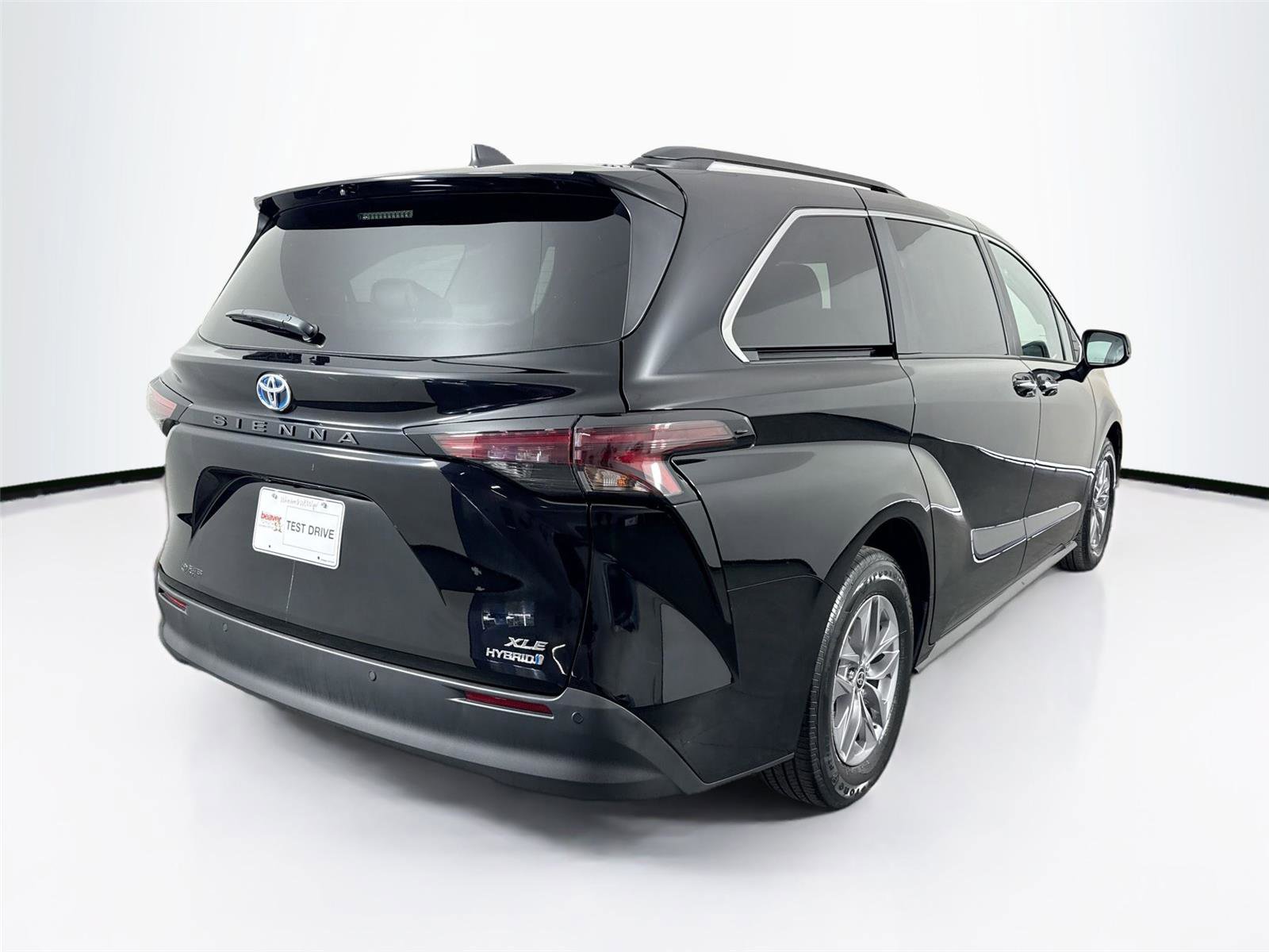 Certified 2023 Toyota Sienna XLE image 6