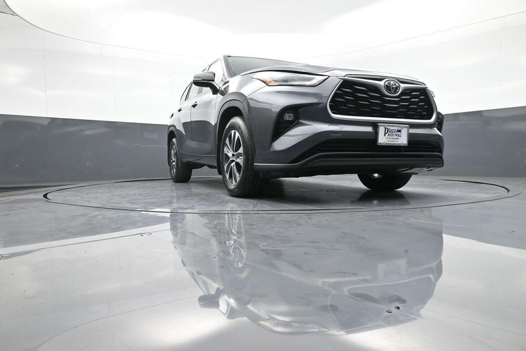 Certified 2023 Toyota Highlander XLE image 30