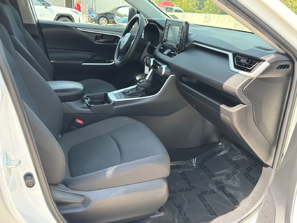 Used 2021 Toyota RAV4 LE AWD/4WD image 11