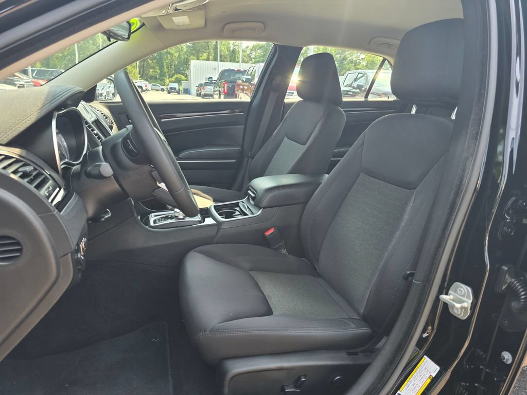 Used 2023 Chrysler 300 Touring RWD image 9