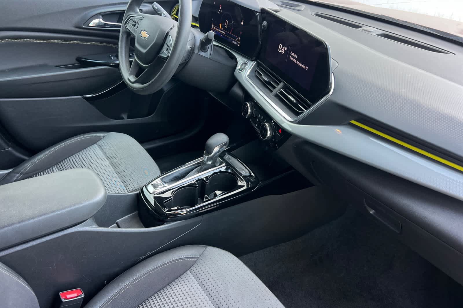 Used 2025 Chevrolet Trax LT FWD image 18