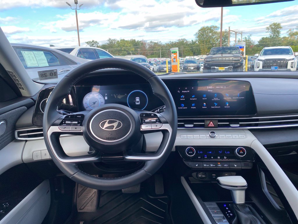 Certified 2024 Hyundai Elantra Limited FWD image 10