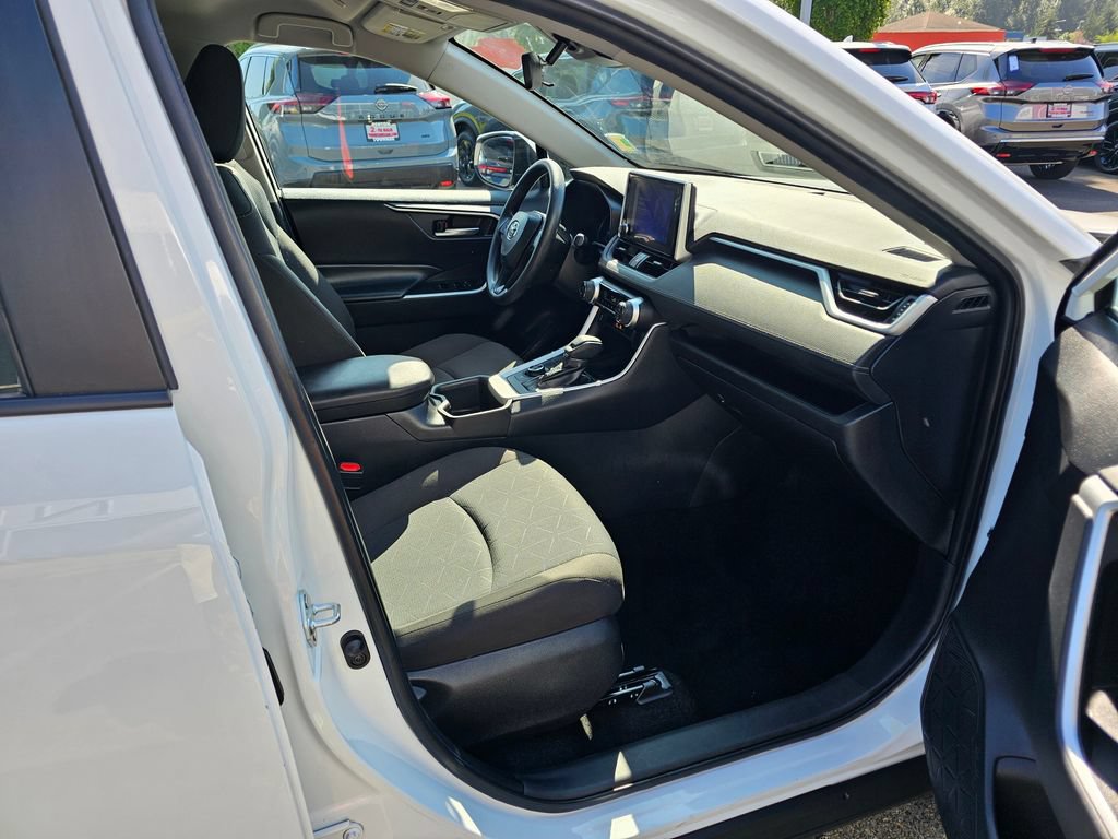 Used 2025 Toyota RAV4 XLE AWD/4WD image 12