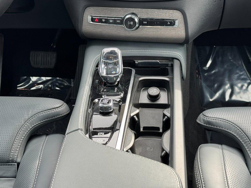 Certified 2024 Volvo XC90 T8 Ultimate w/ Protection Package Premier image 15