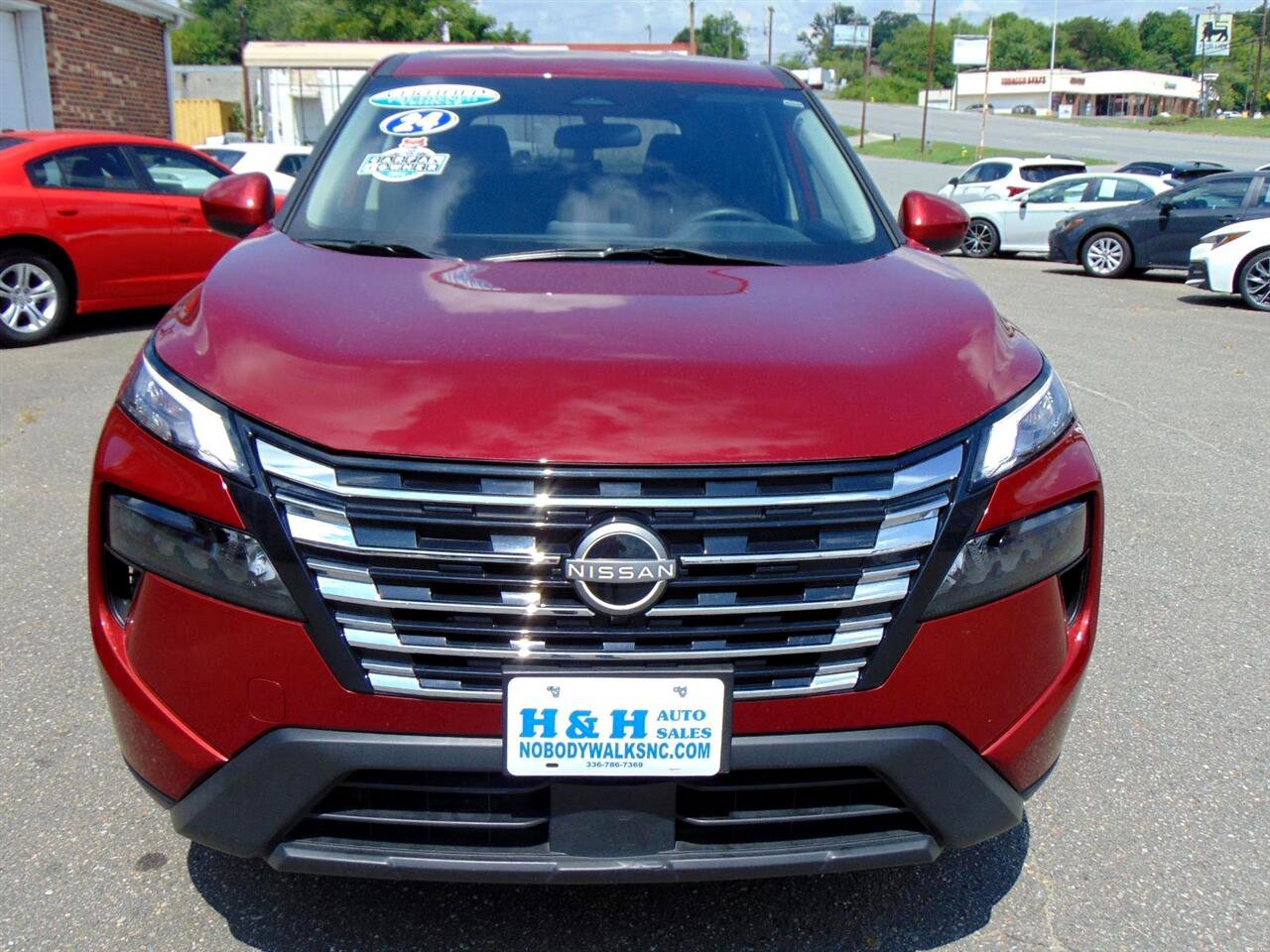 Used 2024 Nissan Rogue SV image 2