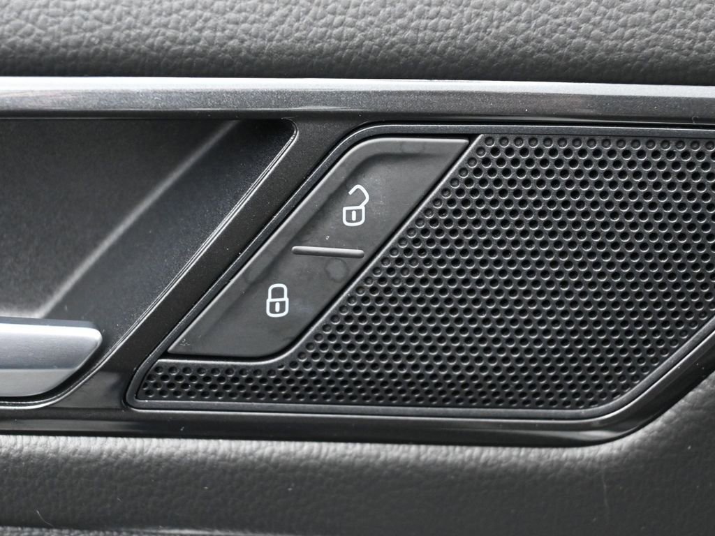 Used 2023 Volkswagen Tiguan SE R-Line image 14