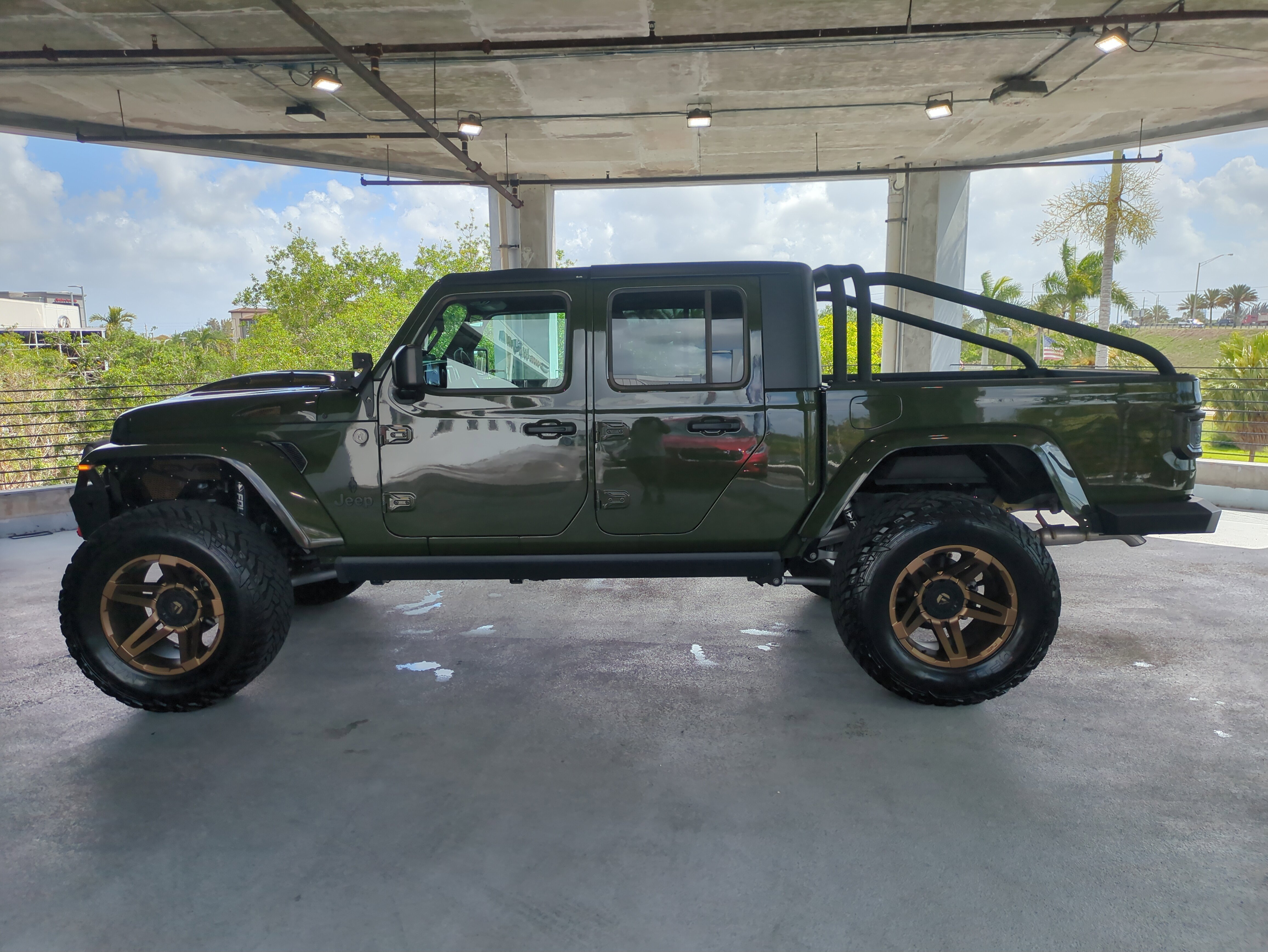 Used 2023 Jeep Gladiator Sport image 8