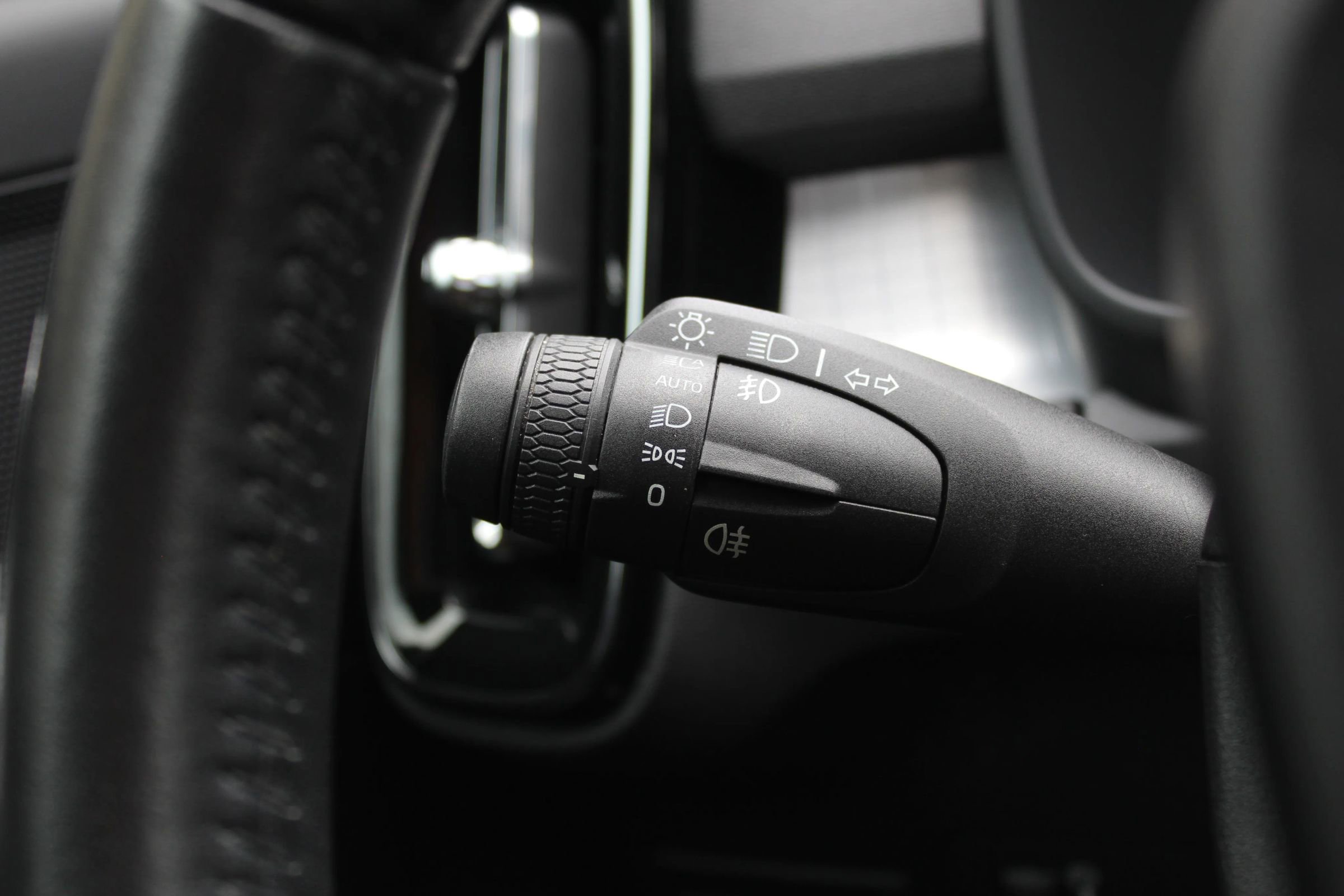 Used 2019 Volvo XC40 T5 Momentum image 27