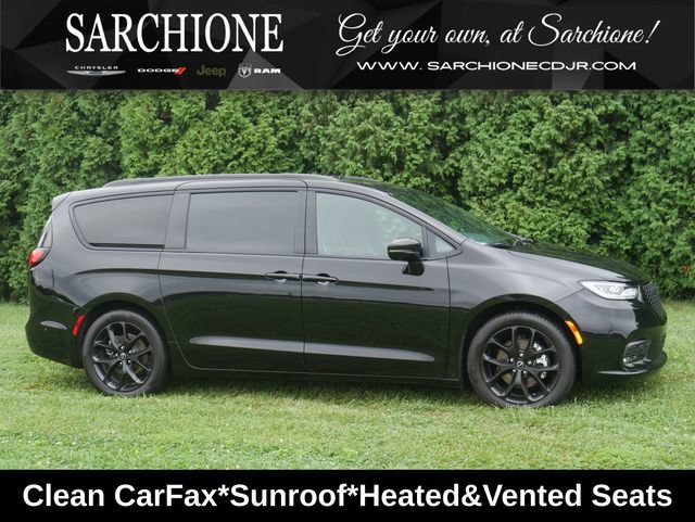Used 2025 Chrysler Pacifica Limited w/ Trailer Tow Group FWD image 1