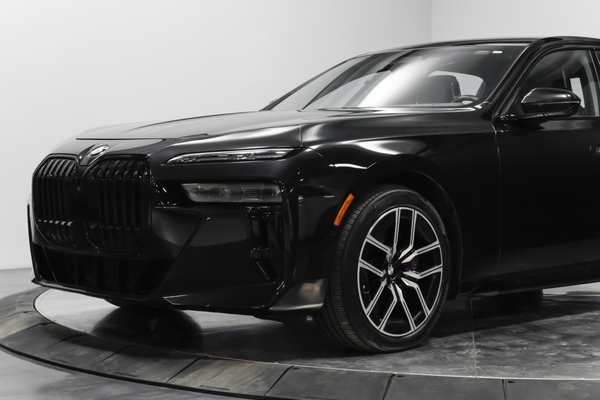 Used 2023 BMW 760i xDrive w/ Executive Package image 14