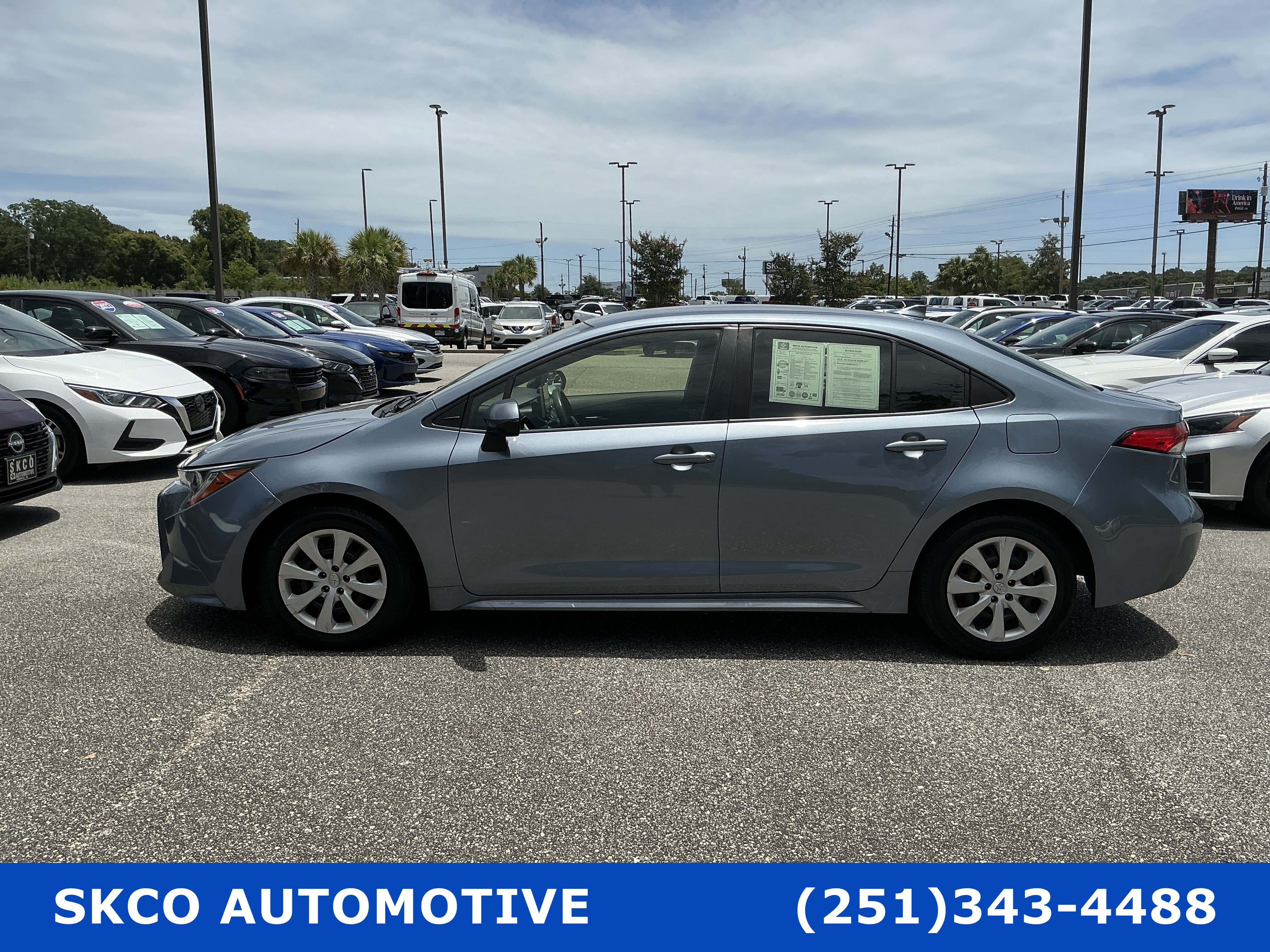 Used 2021 Toyota Corolla LE FWD image 2