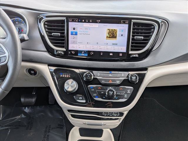 Used 2022 Chrysler Pacifica Touring-L FWD image 14