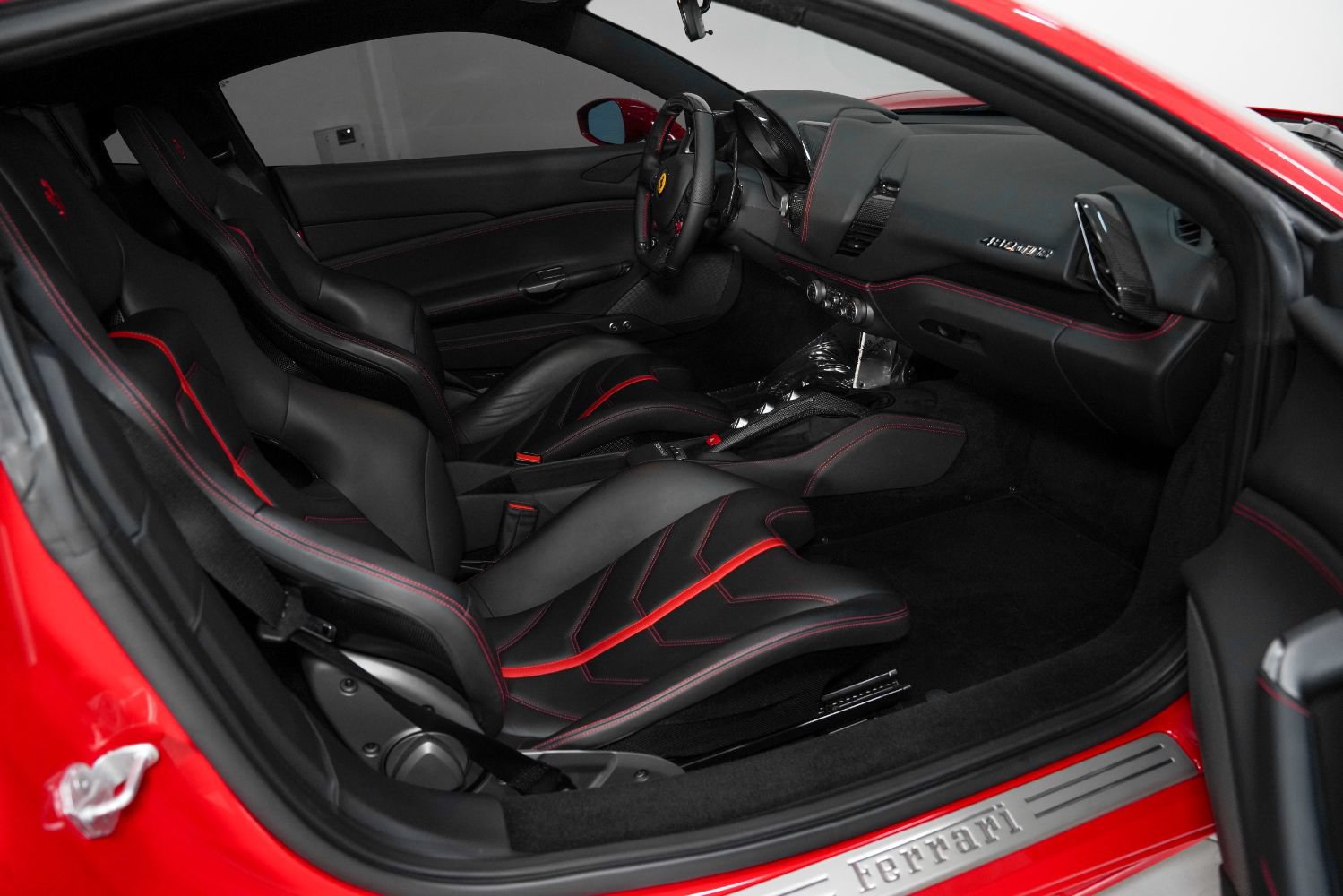 Used 2017 Ferrari 488 GTB RWD image 2