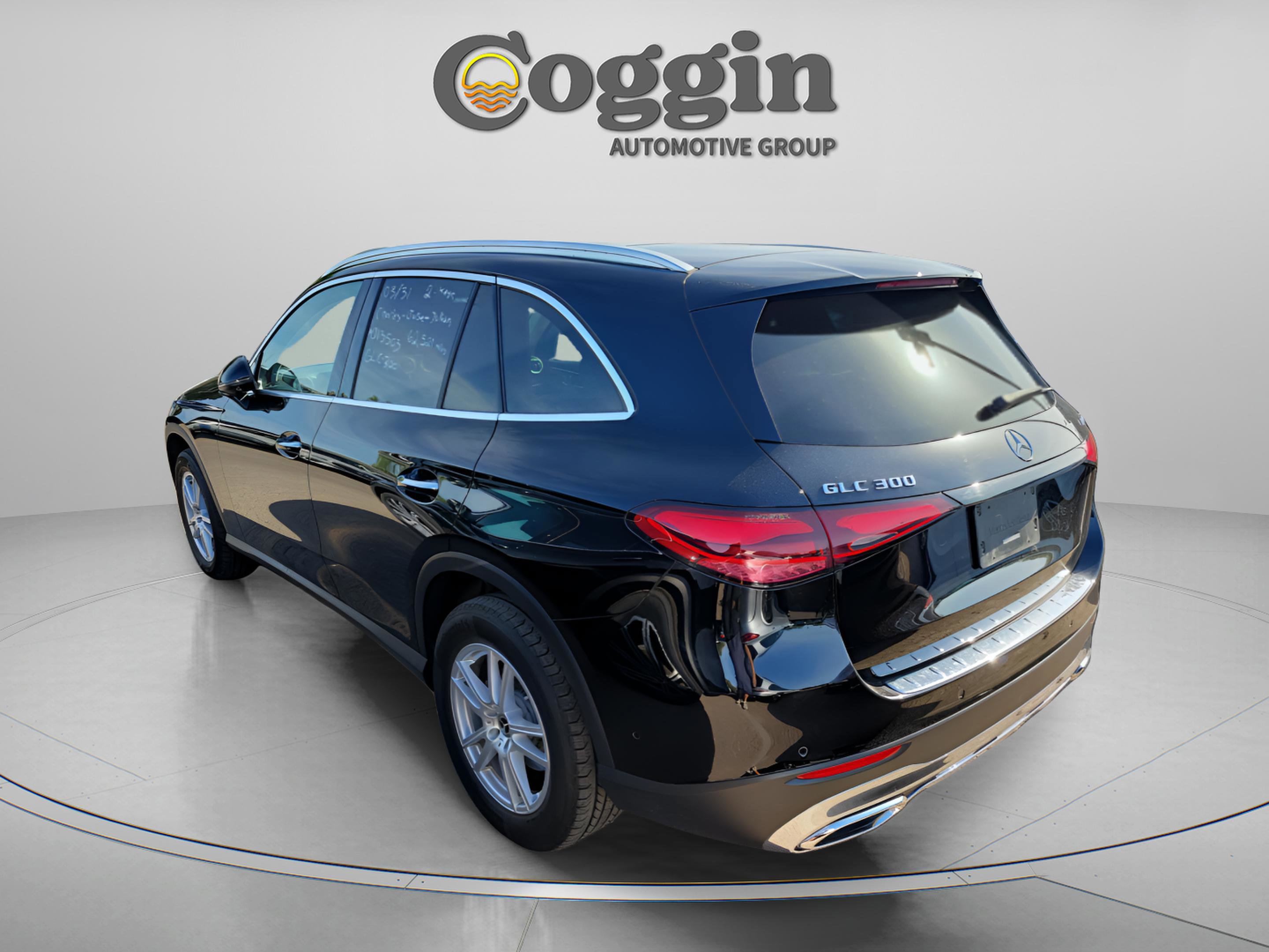 Used 2023 Mercedes-Benz GLC 300 4MATIC image 2