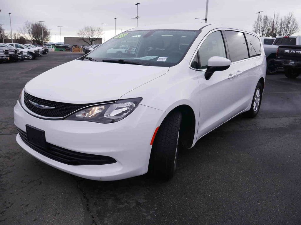 Used 2020 Chrysler Voyager LX image 4