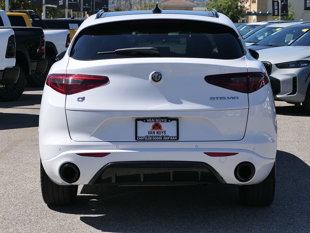Used 2023 Alfa Romeo Stelvio Veloce AWD/4WD image 5