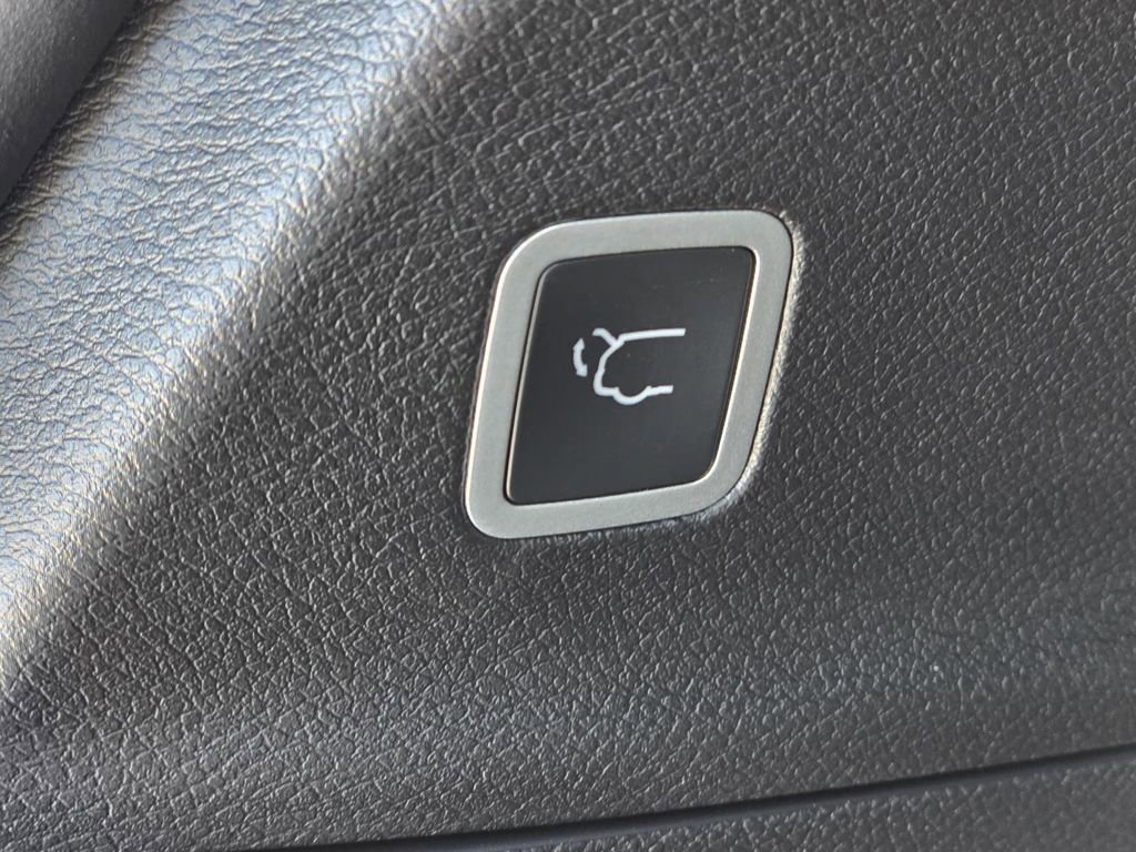 New 2026 Chrysler Pacifica Limited w/ Uconnect Theater Family Group image 16