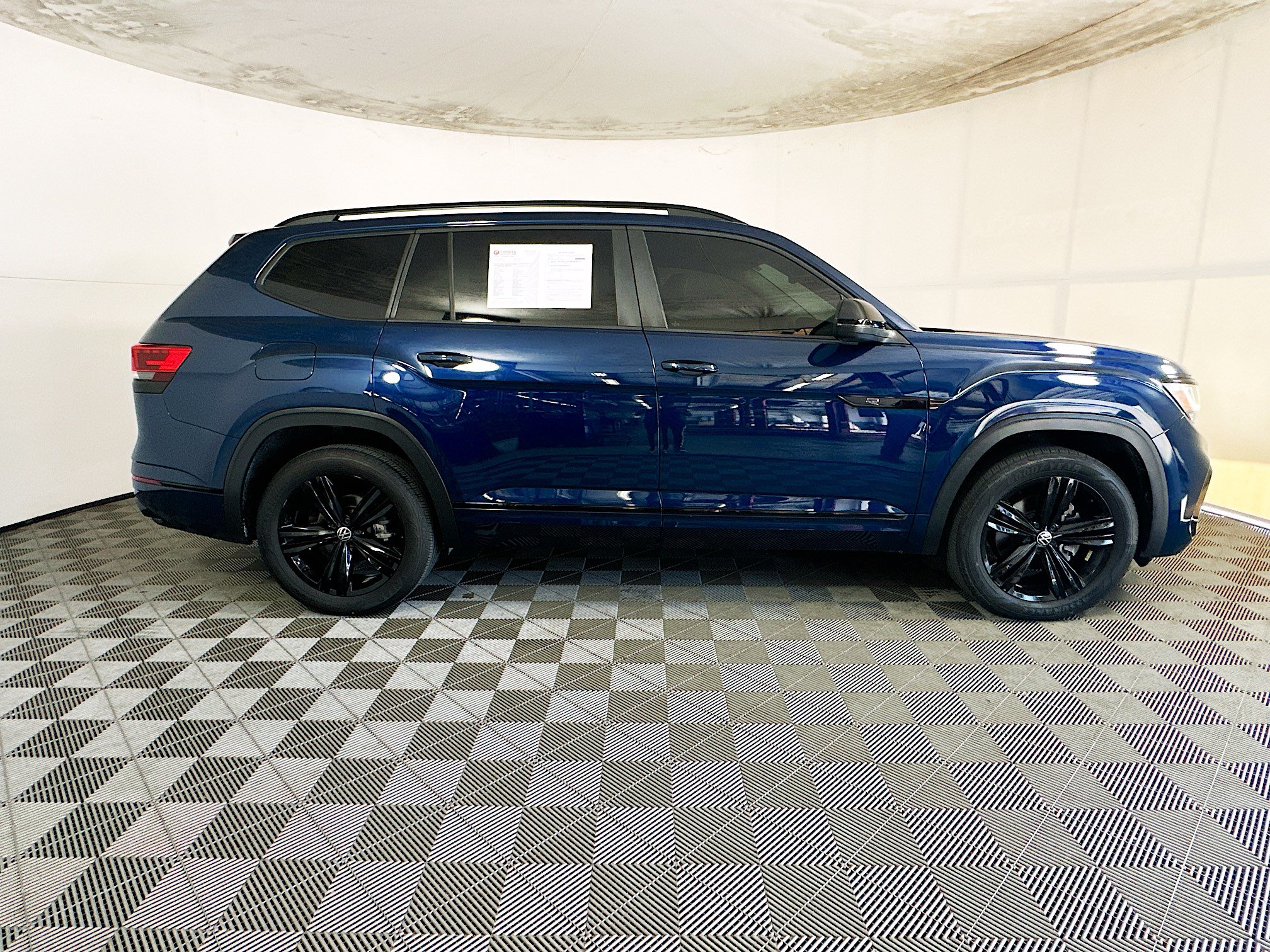 Used 2022 Volkswagen Atlas SEL R-Line AWD/4WD image 2