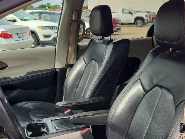 Used 2017 Chrysler Pacifica Touring-L Plus w/ Tire & Wheel Group FWD image 7