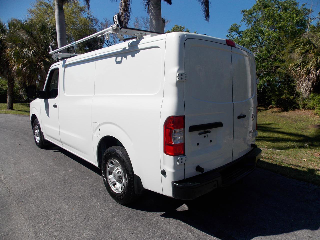 Used 2016 Nissan NV 3500 SV image 4
