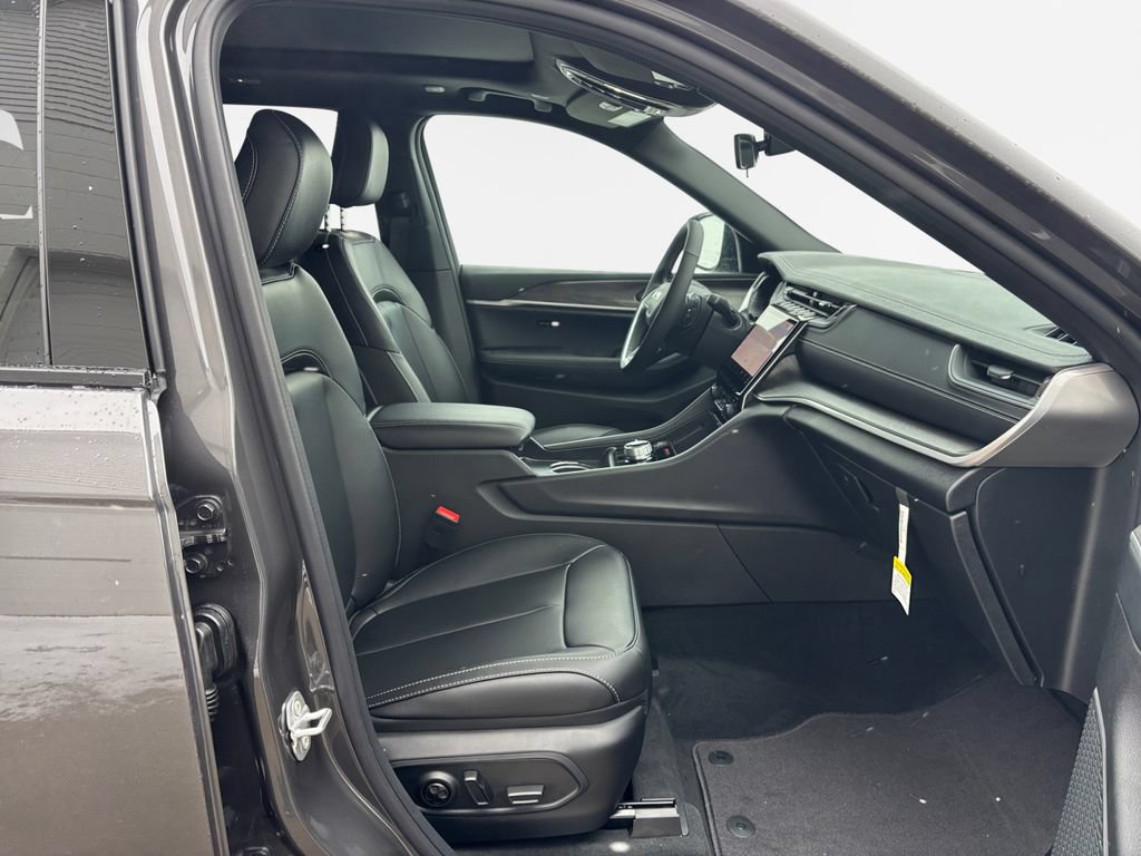 New 2025 Jeep Grand Cherokee Limited w/ Black Appearance Package AWD/4WD image 26