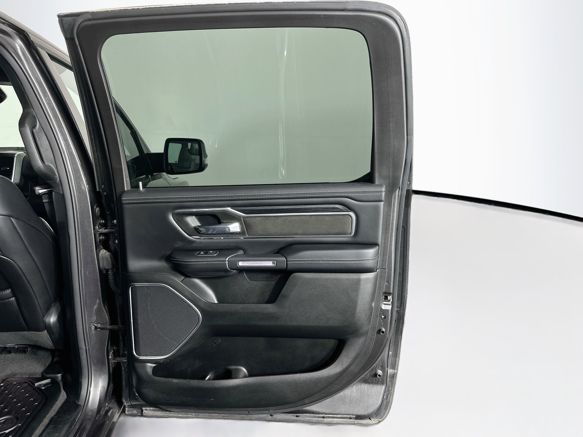 Used 2023 RAM 1500 Laramie AWD/4WD image 30