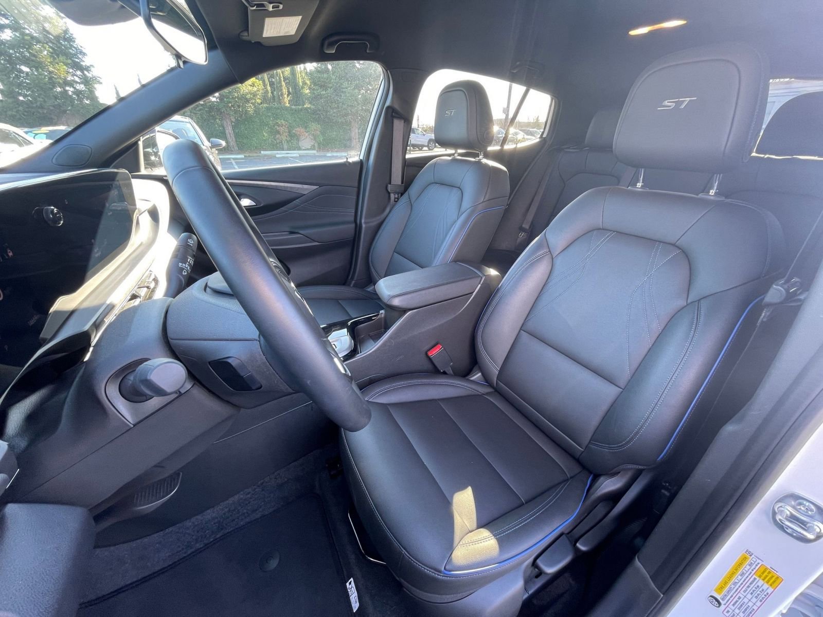 Used 2025 Buick Envista Sport Touring image 31