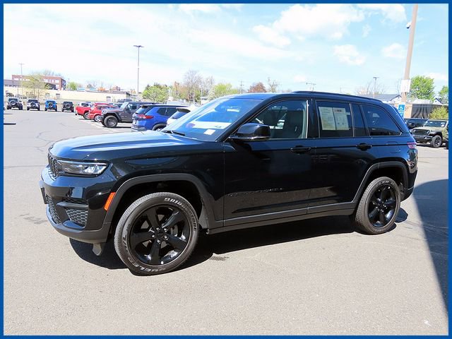 Used 2023 Jeep Grand Cherokee Altitude AWD/4WD image 4