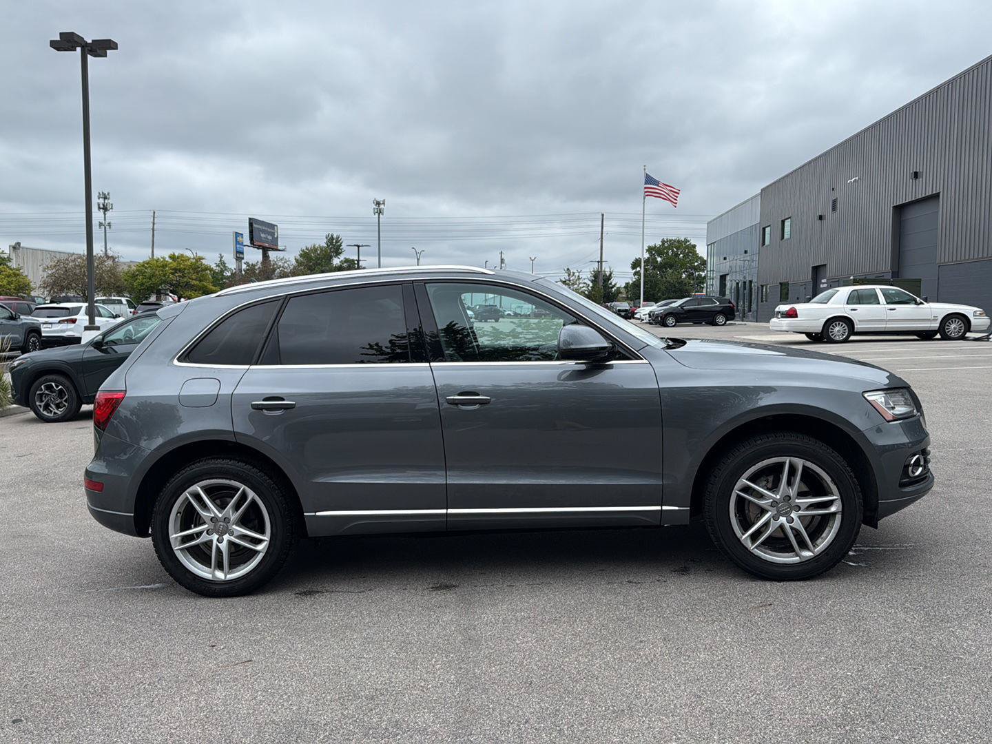 Used 2016 Audi Q5 2.0T Premium Plus w/ Technology Package AWD/4WD image 2