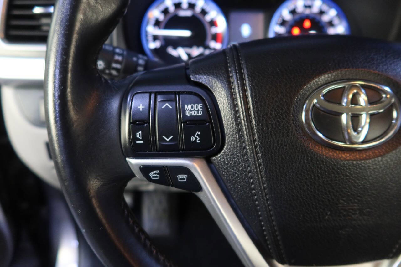 Used 2014 Toyota Highlander Plus AWD/4WD image 25