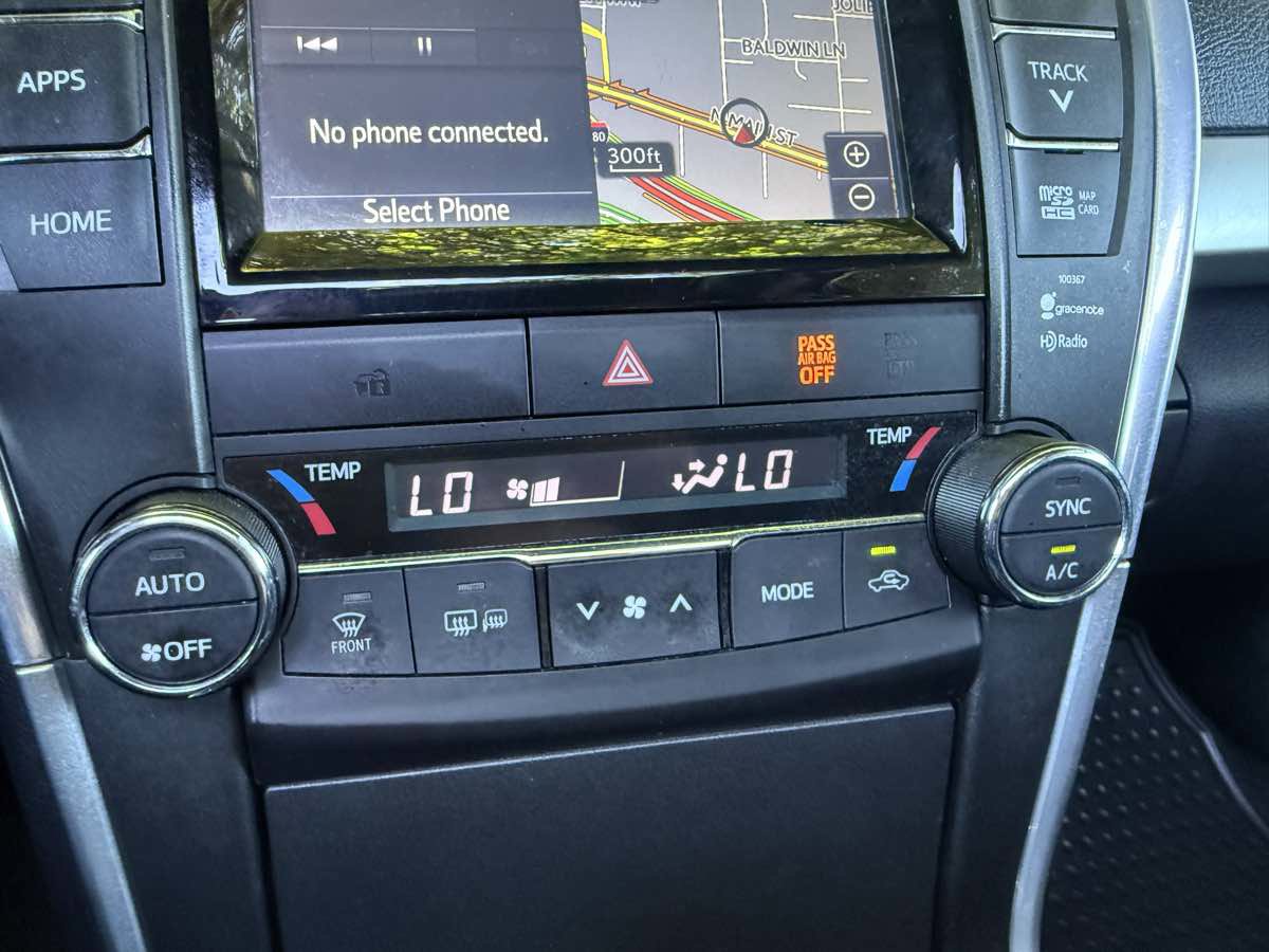 Used 2015 Toyota Camry XSE w/ Moonroof Package image 18