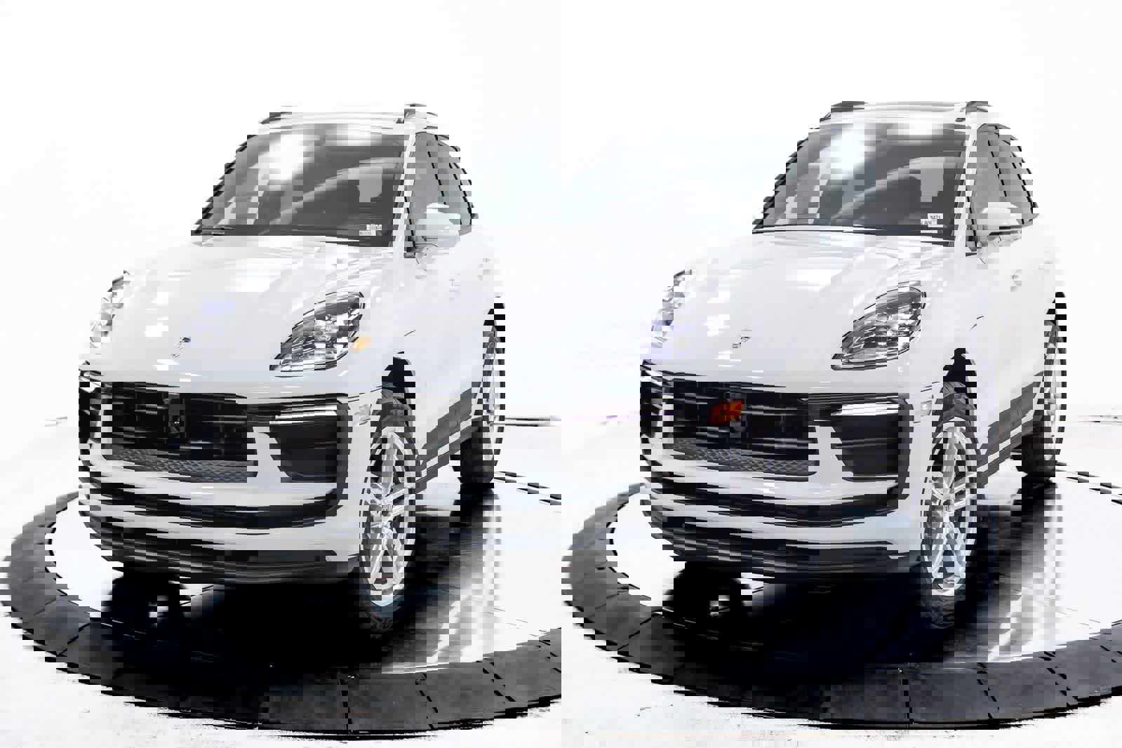 Certified 2025 Porsche Macan AWD/4WD image 1