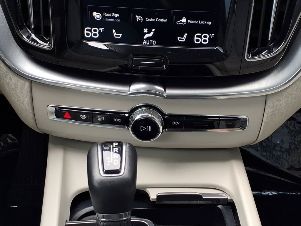Used 2018 Volvo XC60 T6 Momentum w/ Convenience Package AWD/4WD image 19