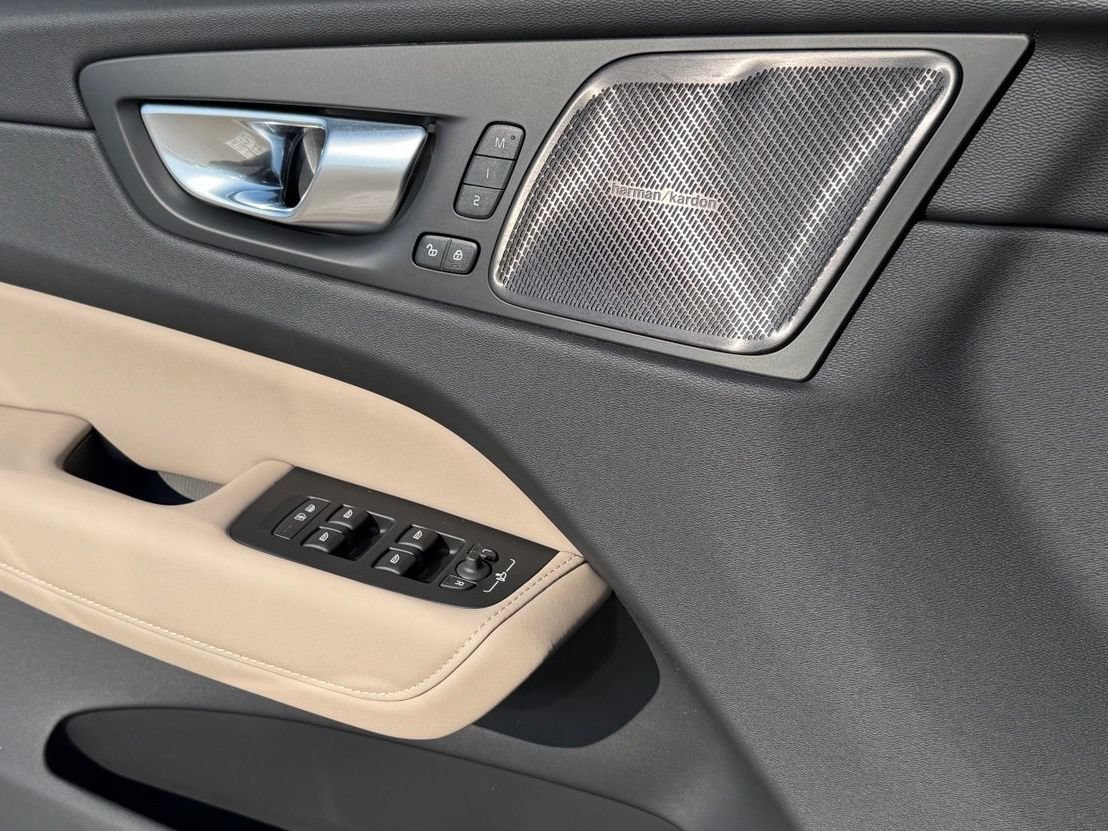 New 2027 Volvo XC60 B5 Plus AWD/4WD image 14