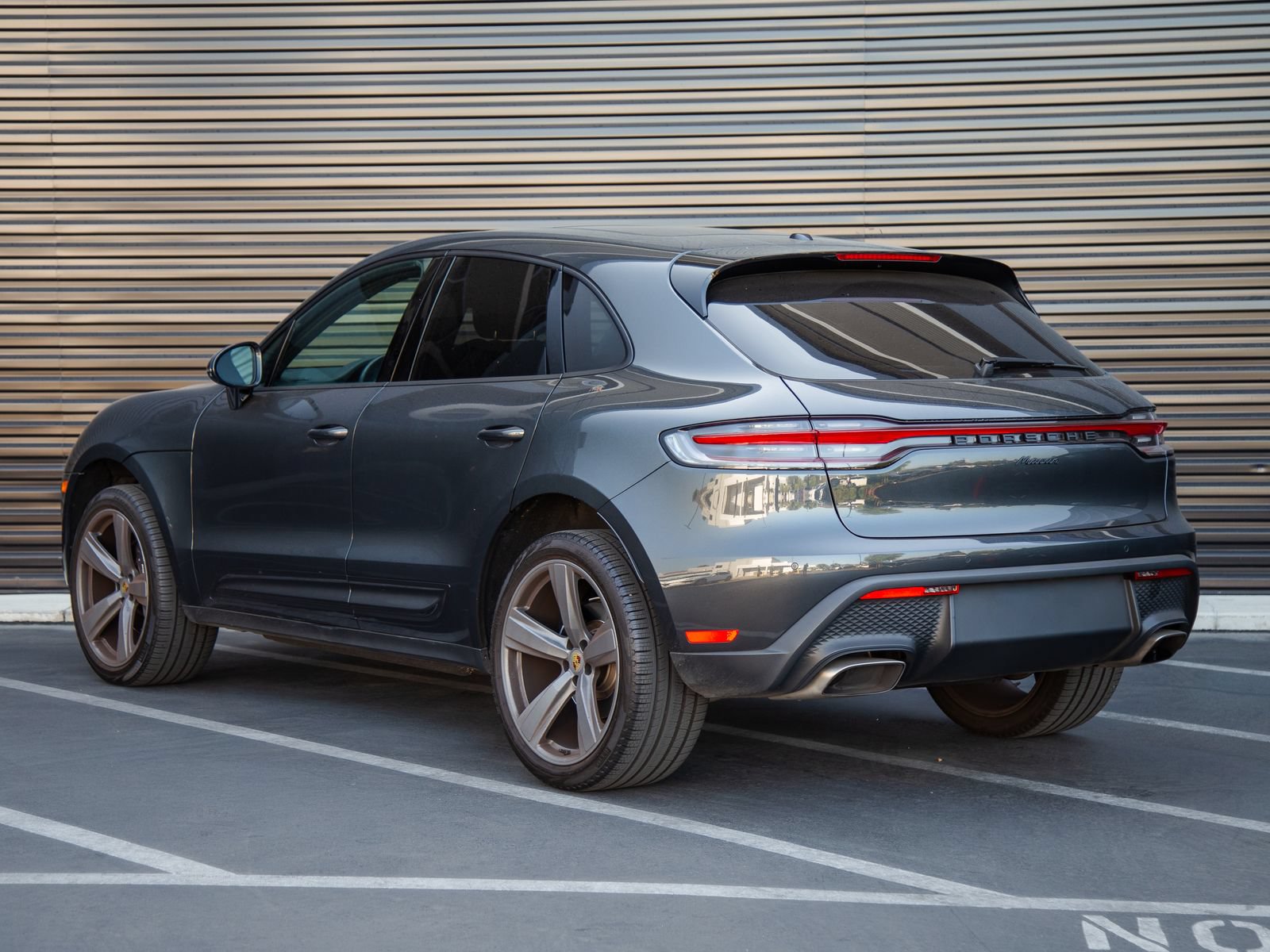 Certified 2024 Porsche Macan AWD/4WD image 3